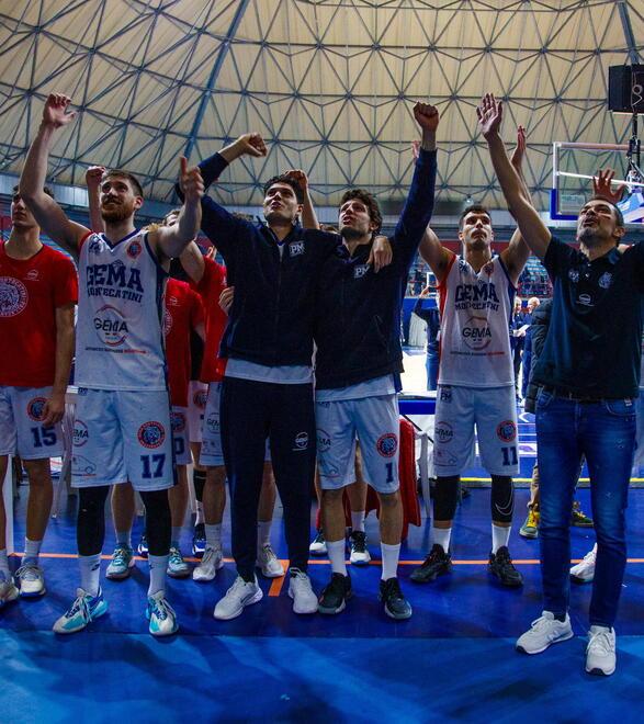 L’esultanza dei rossoblù dopo la vittoria contro la Pielle
