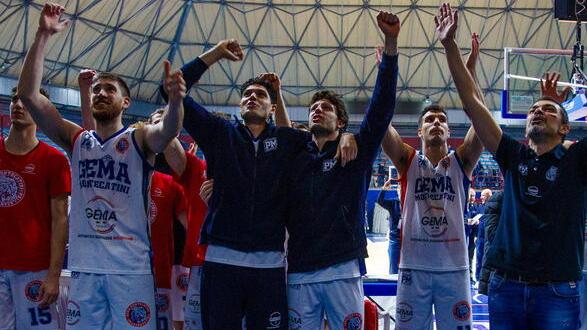 L’esultanza dei rossoblù dopo la vittoria contro la Pielle