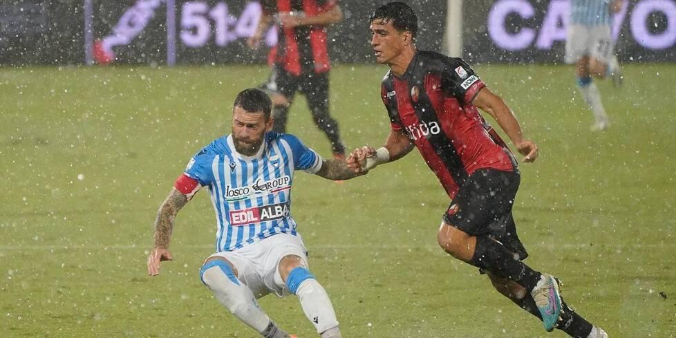 Francesco Benassai in azione mentre contrasta il capitano della Spal