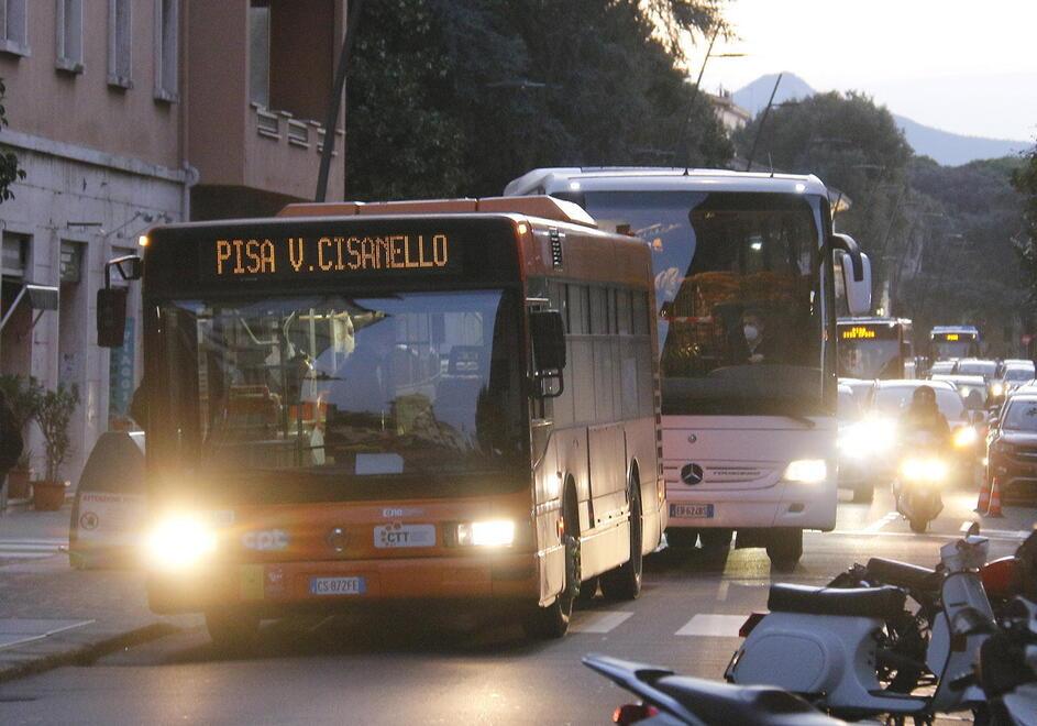 Rivoluzione bus in provincia di Pisa, il viaggio tra utenti disorientati e correzioni in corsa<br>
