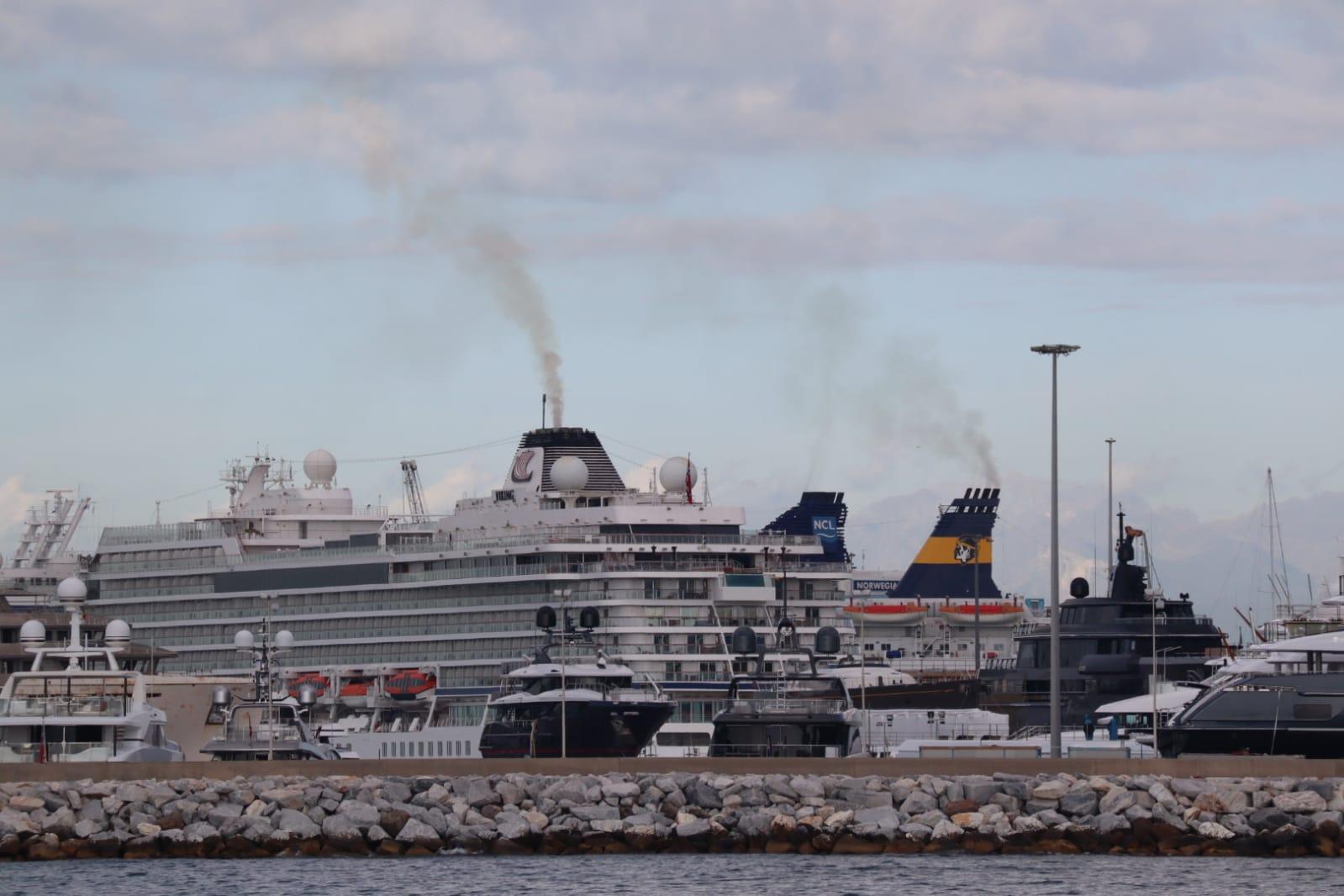 Fumo dalle navi da crociera (foto d'archivio)