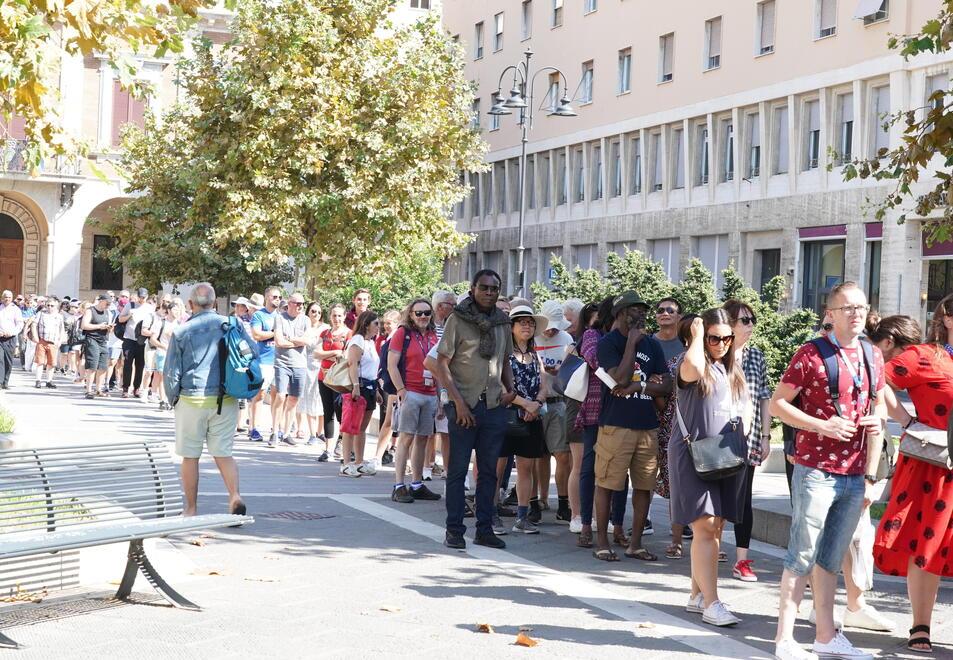 Turisti in fila in piazza del Municipio (foto Franco Silvi)