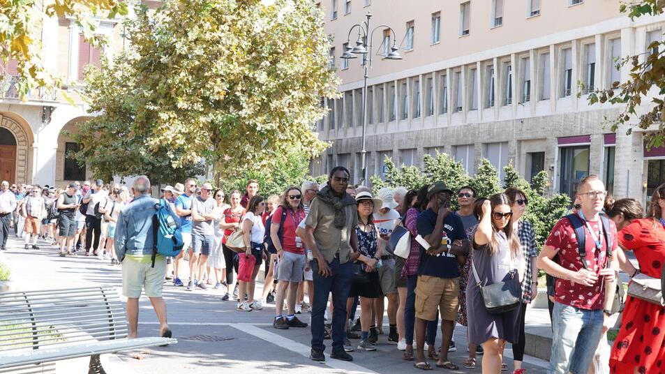 Turisti in fila in piazza del Municipio (foto Franco Silvi)