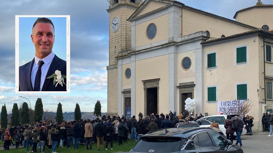 
	La folla all'esterno della chiesa di Capannoli e nel riquadro Alberto Salonicchi&nbsp;

