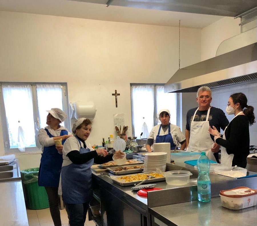 
	Olbia, volontari vincenziani in cucina alla mensa dei poveri

