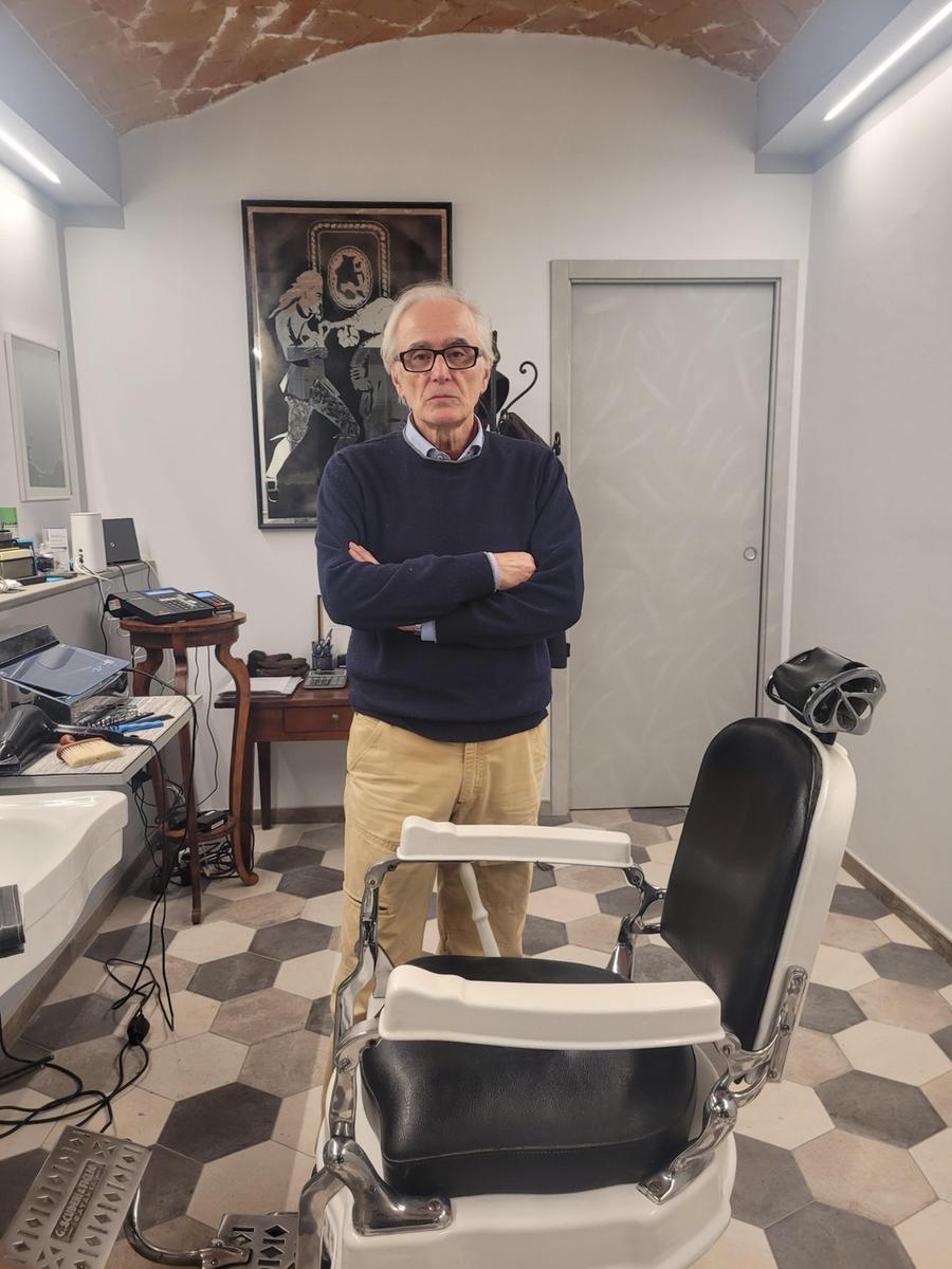 Sassuolo, il barbiere riapre a 75 anni: «Ma solo su appuntamento...»