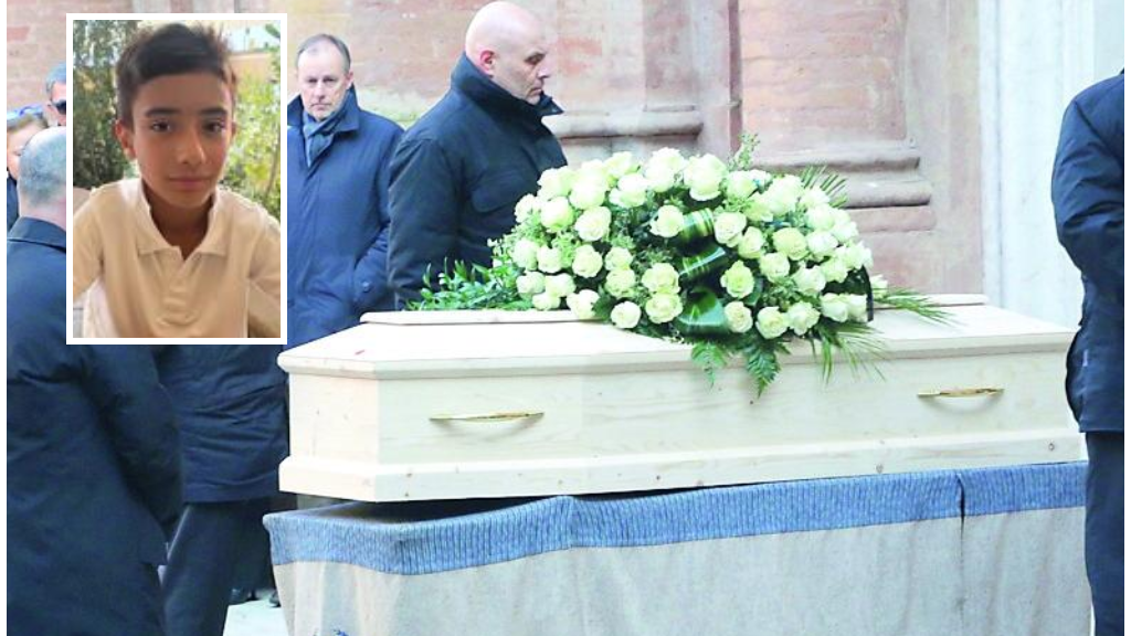 Funerali del ragazzino olbiese Riccardo Curreli, il ricordo dei compagni: «Non ti dimenticheremo, sorridi da lassù»