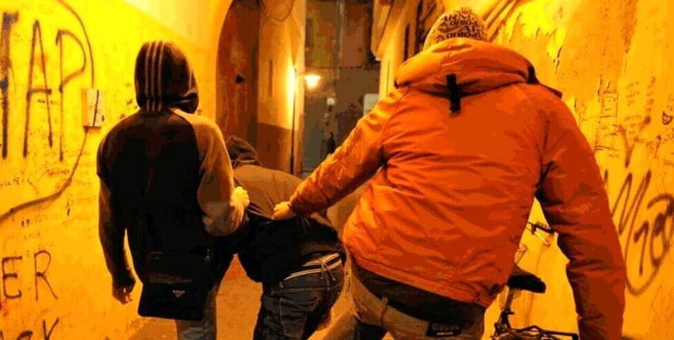 Modena, i residenti protestano: «Siamo ostaggi della baby gang»<br>
