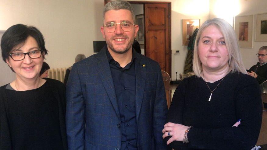 Nella foto Leonardo Masi candidato a sindaco fra le consigliere Beatrice Cioni e Anna Baldi