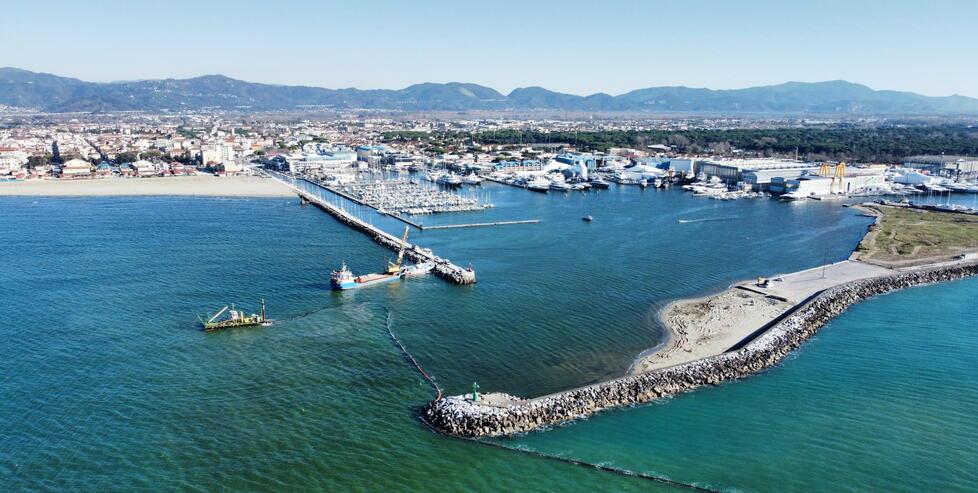 Porto di Viareggio, rimosso il peschereccio incagliato. Il blitz di Giani: «L’attività è ripartita»