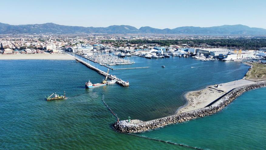 Porto di Viareggio, rimosso il peschereccio incagliato. Il blitz di Giani: «L’attività è ripartita»