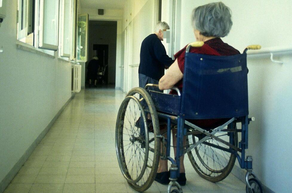 Anziani in una casa di riposo (foto di archivio)