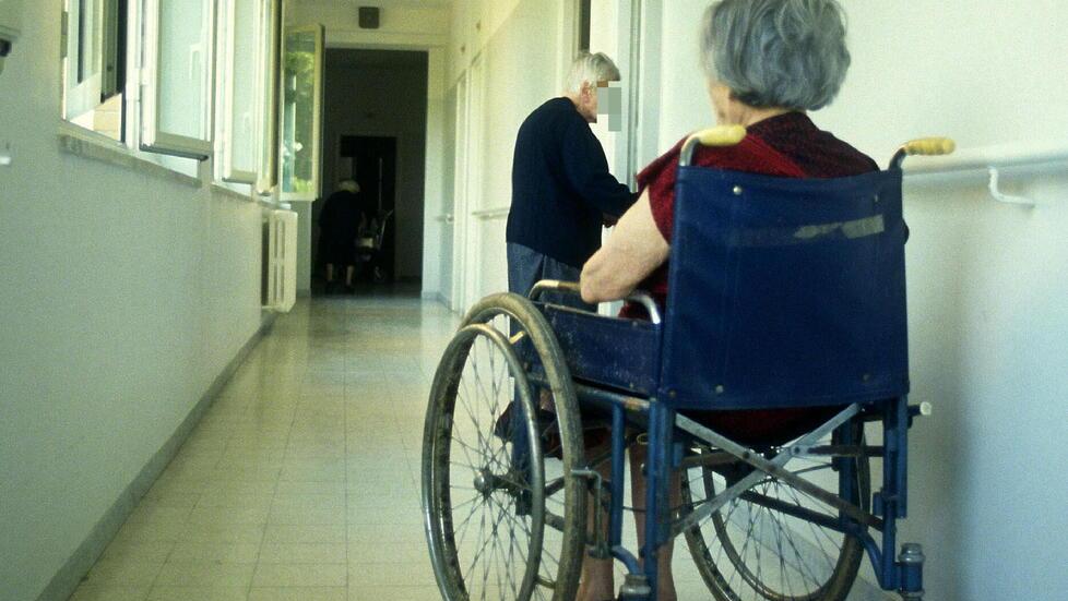 Anziani in una casa di riposo (foto di archivio)