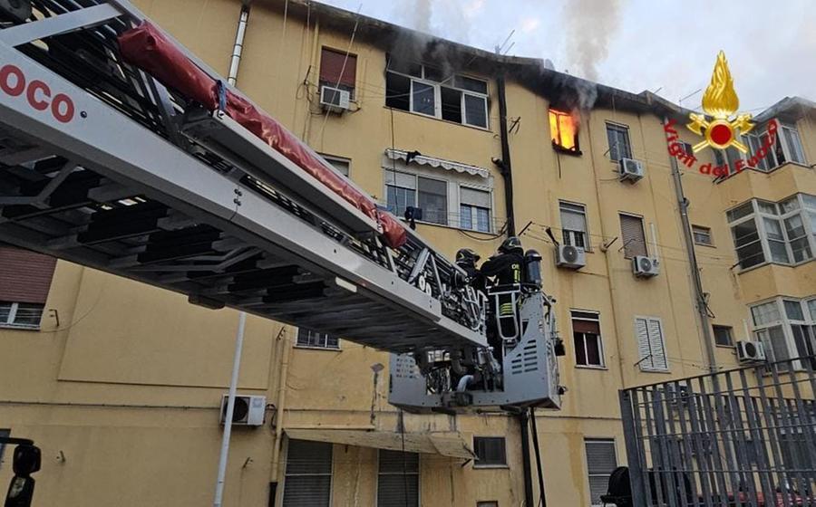 Cagliari, paura nel quartiere San Michele per un’abitazione in fiamme