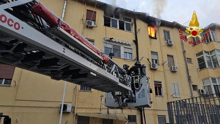 Cagliari, paura nel quartiere San Michele per un’abitazione in fiamme