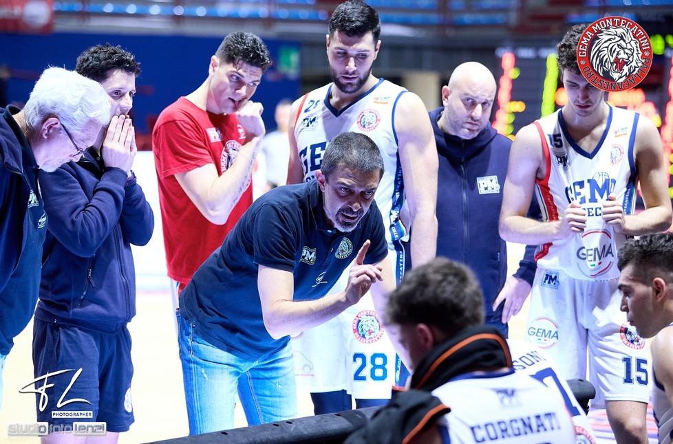 Coach  Del Re durante un time out