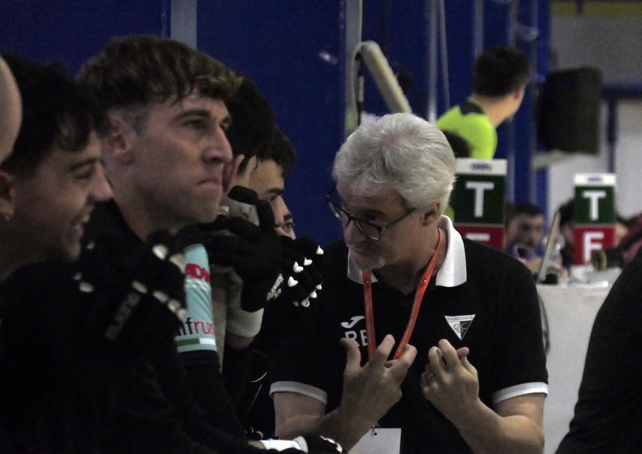 Raffaele Biancucci dà istruzioni ai giocatori del Centro (foto Roberto Paglianti)