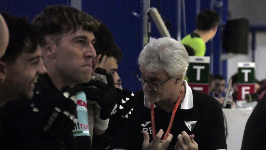 Raffaele Biancucci dà istruzioni ai giocatori del Centro (foto Roberto Paglianti)