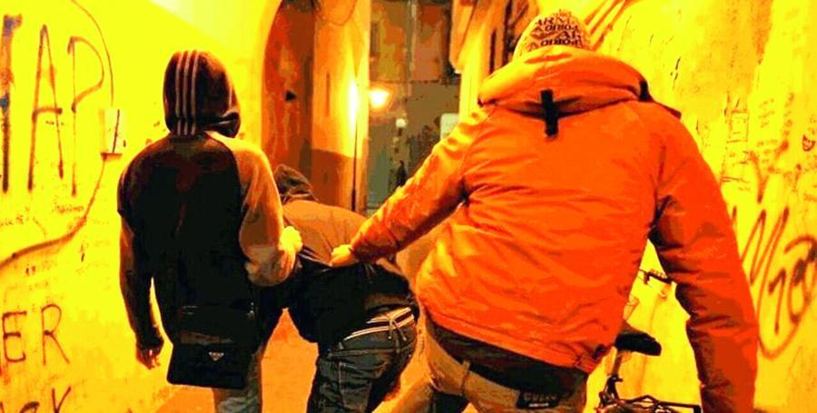 Modena, i residenti di via Borri protestano: «Siamo ostaggi della baby gang»