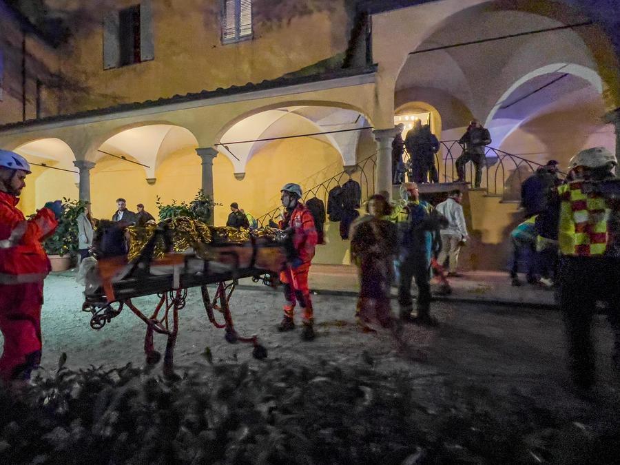
	I soccorsi all'ex convento dopo il crollo del solaio durante la festa di nozze

