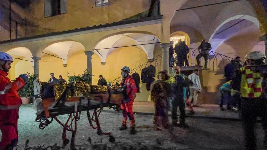 I soccorsi all'ex convento dopo il crollo del solaio durante la festa di nozze
