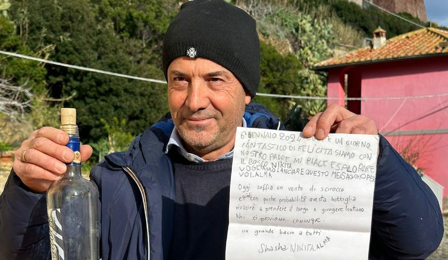 
	Pierangelo Campolattano mostra la lettera e la bottiglia

