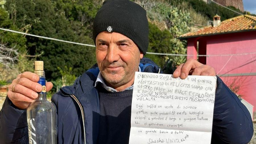 Pierangelo Campolattano mostra la lettera e la bottiglia