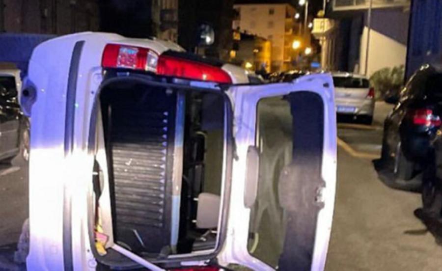 
	L'auto ribaltata in via delle Sedie


