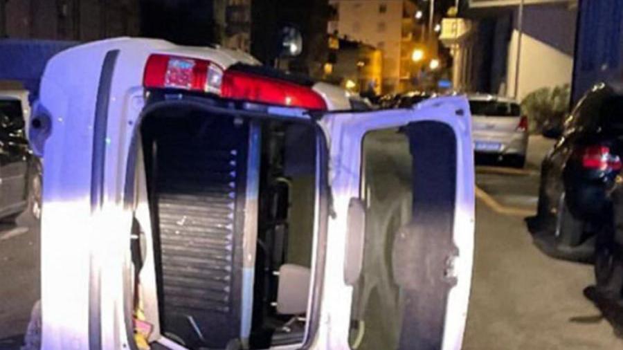 L'auto ribaltata in via delle Sedie