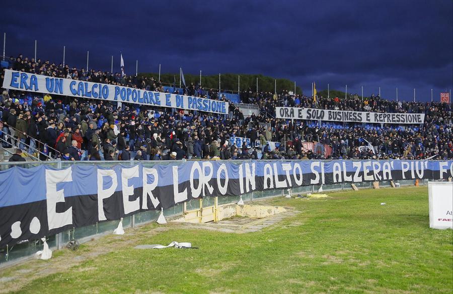 Pisa, al fischio d’inzio 200 tifosi ancora fuori dall'Arena: Curva “muta” per un tempo