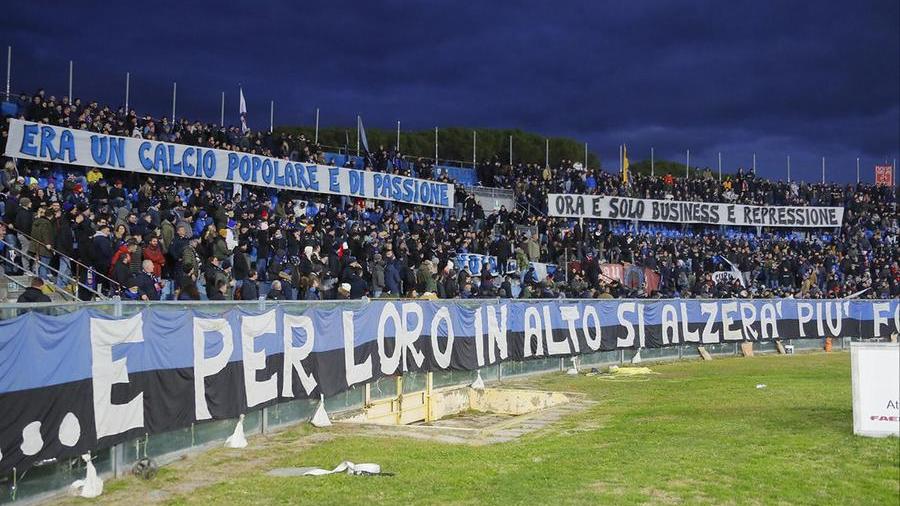 Pisa, al fischio d’inzio 200 tifosi ancora fuori dall'Arena: Curva “muta” per un tempo