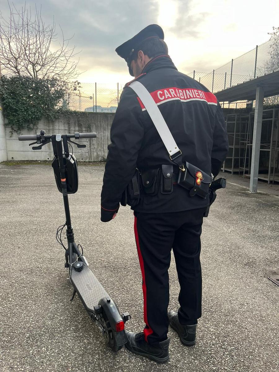 Scontro tra auto e monopattino, grave 20enne