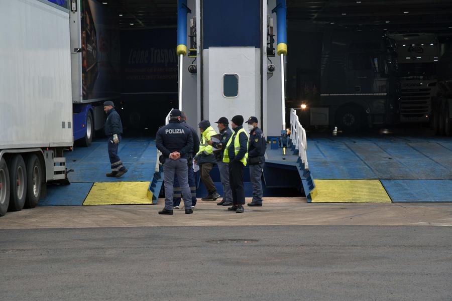 I controlli della polizia di frontiera allo sbarco delle navi 
