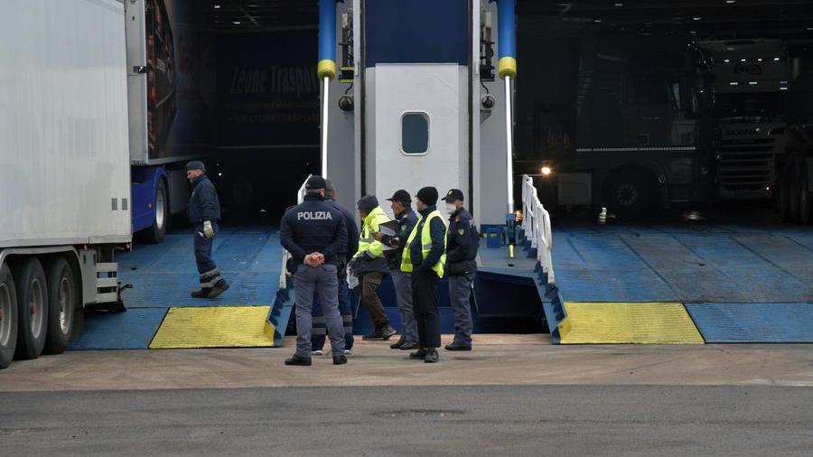 I controlli della polizia di frontiera allo sbarco delle navi 
