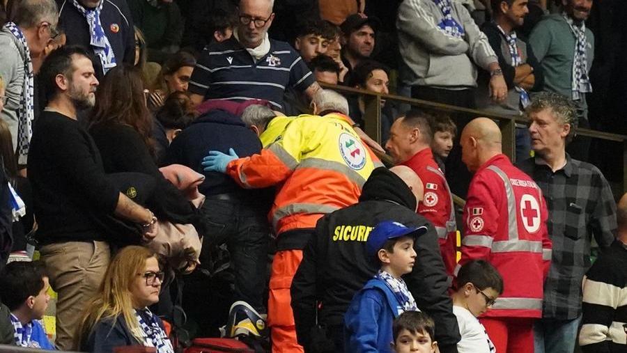 Il soccorso dei volontari (foto Franco Silvi)