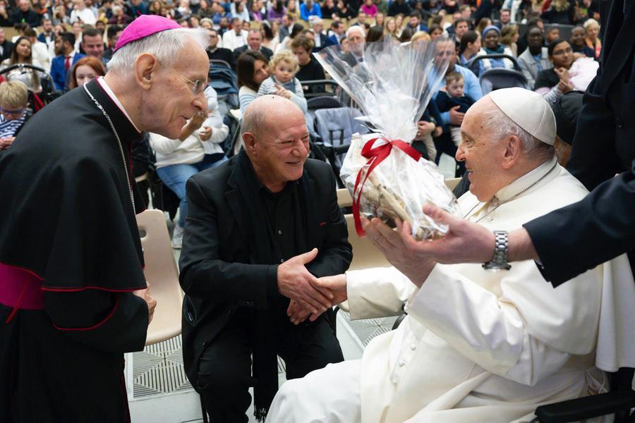 
	Papa Francesco riceve l'omaggio del maestro Giuseppe Erdas. Accanto a loro monsignor Ignazio Sanna


