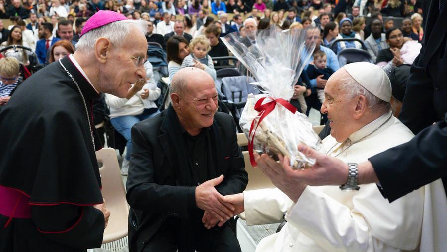 
	Papa Francesco riceve l&#39;omaggio del maestro Giuseppe Erdas. Accanto a loro monsignor Ignazio Sanna

