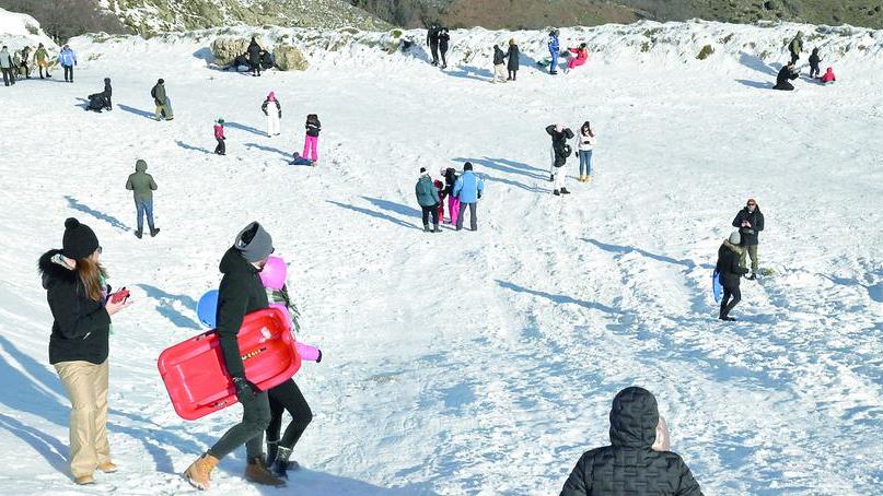 Slittini e ciaspolate sulla neve: sul Bruncuspina è tutto esaurito