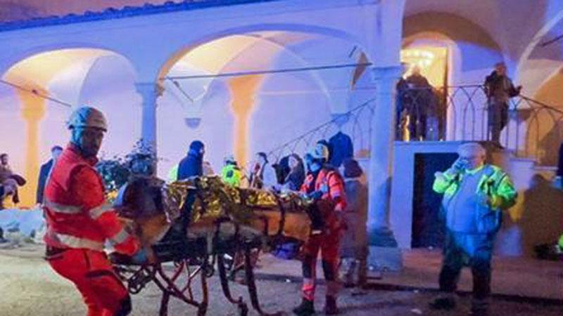 Solaio crollato al matrimonio, dalla gioia della festa alla disperazione: «Mio fratello ha 5 vertebre fratturate»