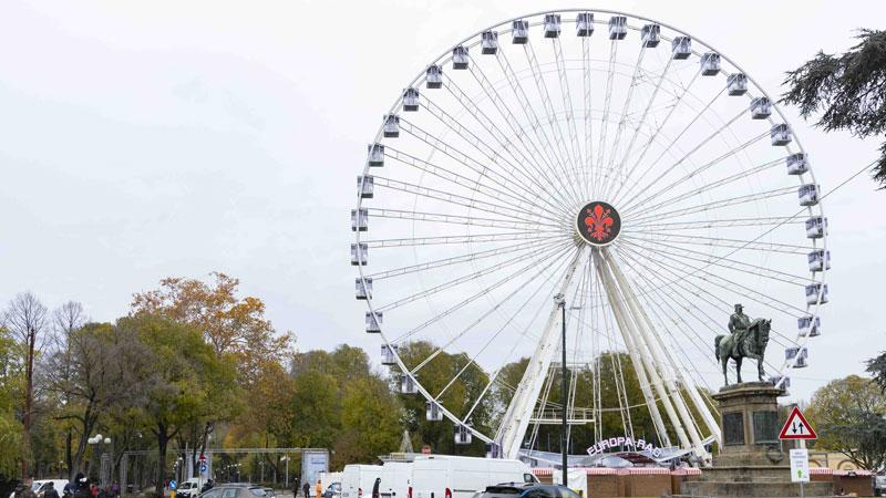La ruota panoramica in piazza Vittorio Veneto alle Cascine: uno dei rapinatori è stato fermato e arrestato lì, l’altro è fuggito nel parco. I tre minorenni sono stati aggrediti alla fermata della tramvia a Porta al Prato, poco lontano