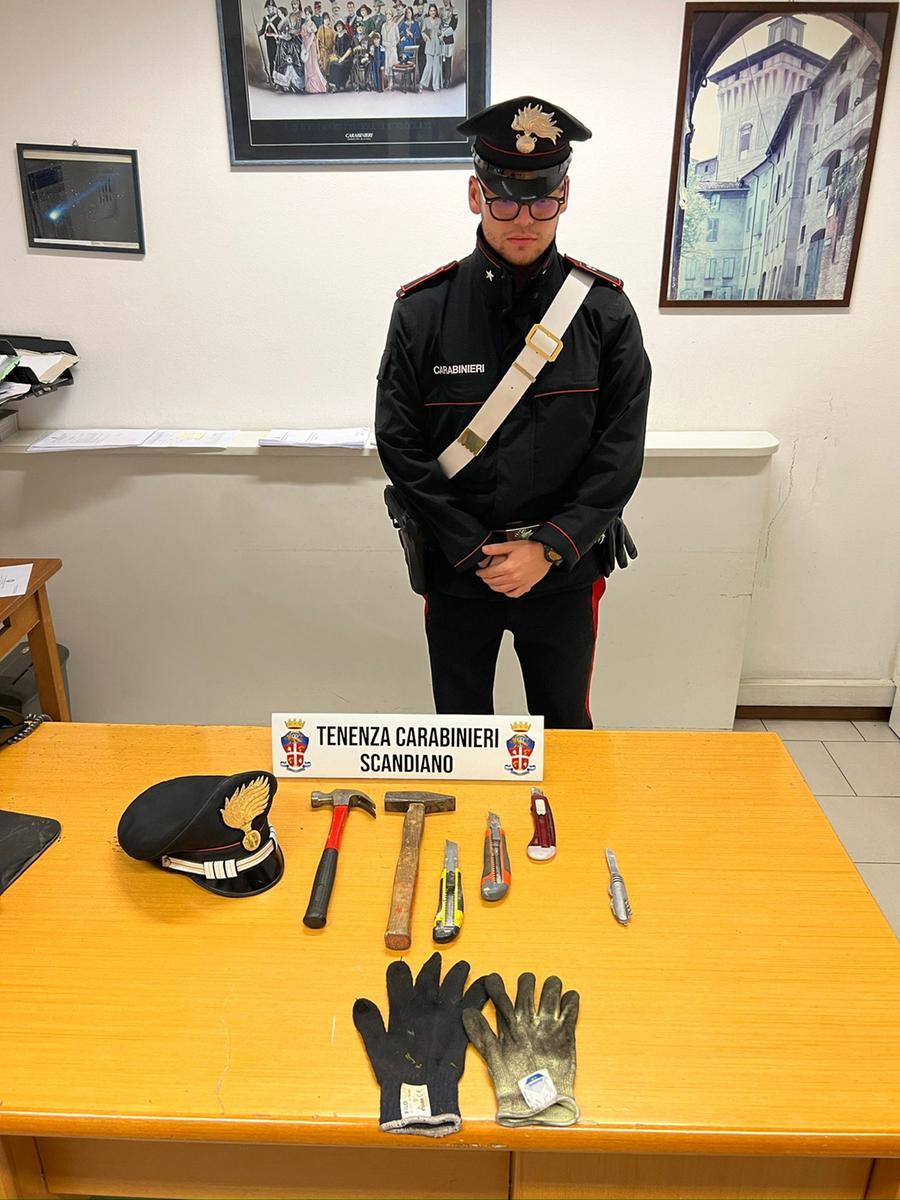 Ha il divieto di possedere armi: lo trovano con in auto cutter e martelli