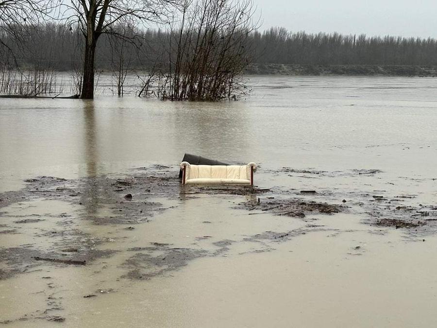 
	Il divano della Stradivari gettato nel Po

