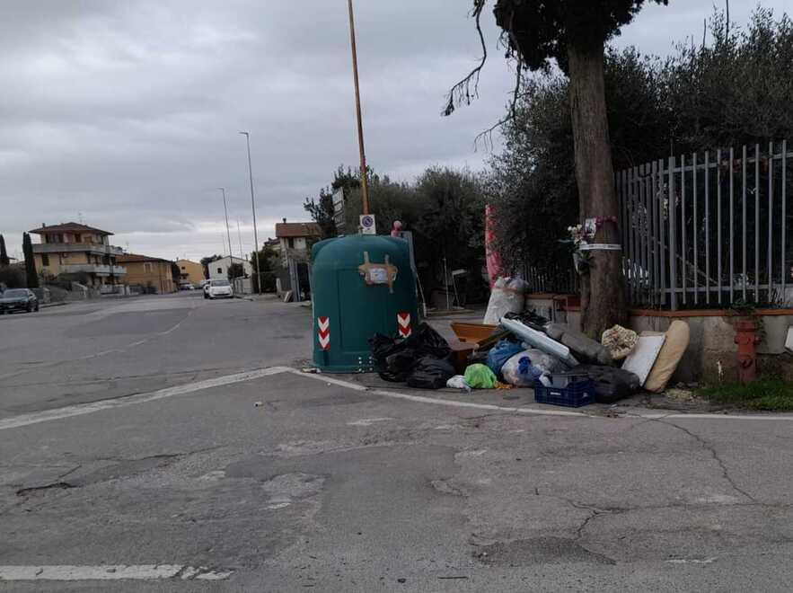 Una campana del vetro trasformata in discarica