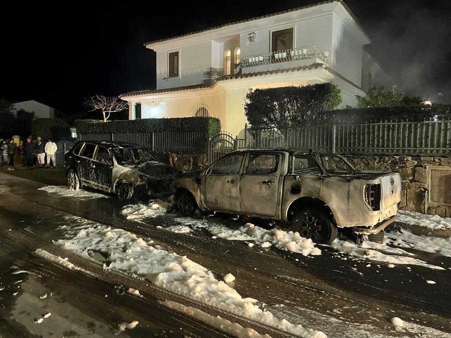 Notte di fuoco a Olbia: cinque auto distrutte