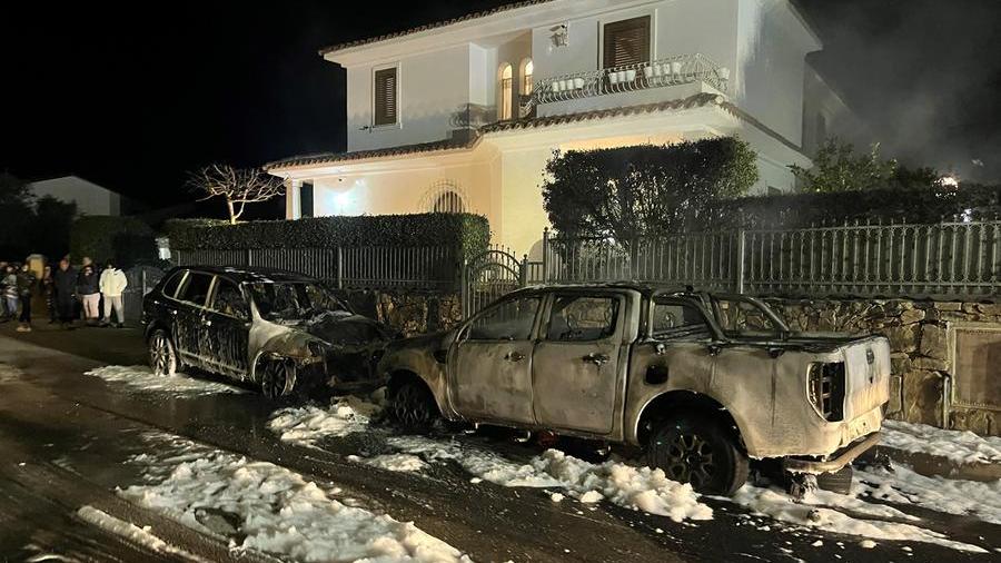 Notte di fuoco a Olbia: cinque auto distrutte