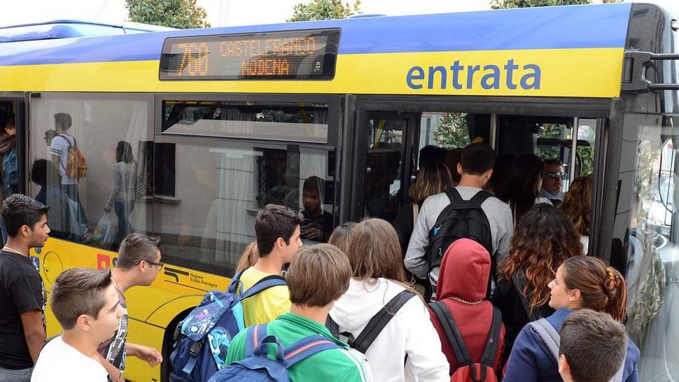 Ressa sugli autobus a Modena, Seta: «Non è vero che sono pieni, è colpa di chi sta davanti alle porte» SEGNALATECI I VOSTRI CASI