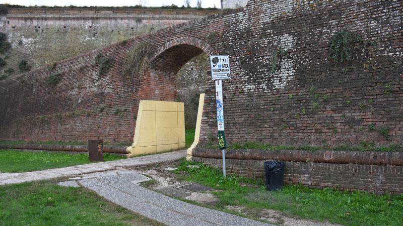 L’arco dove il giovane uomo avrebbe molestato le due donne