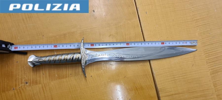 Rissa in zona stazione, spunta una spada: denunciato