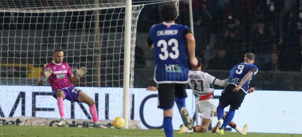 Nicholas Bonfanti infila Bardi per il gol del definitivo 2-2 contro la Reggiana