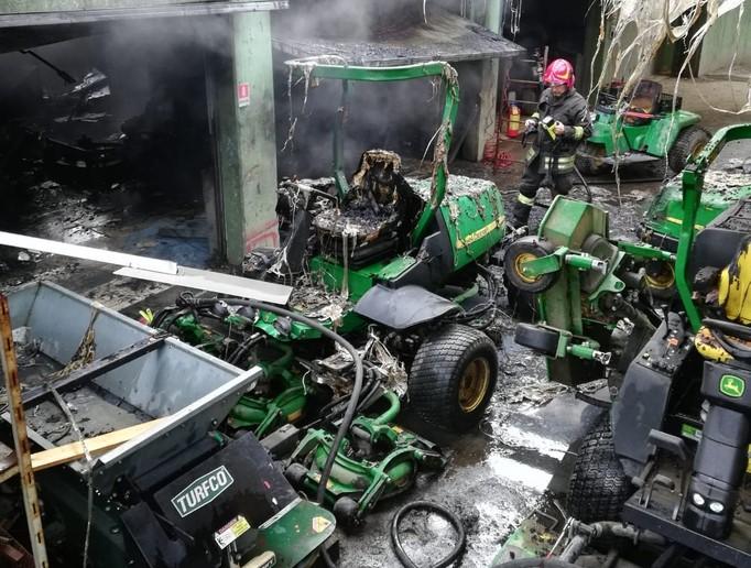 Fiamme nel deposito dei trattorini del Modena Golf Country Club a Colombaro